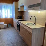 Zoeldfenyo Nyaralo, Tannengruen بيت للعطل