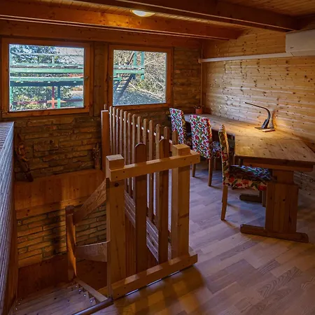 Zoeldfenyo Nyaralo, Tannengruen Balatonkeresztúr