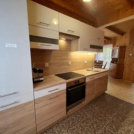 Zoeldfenyo Nyaralo, Tannengruen بيت للعطل Balatonkeresztúr